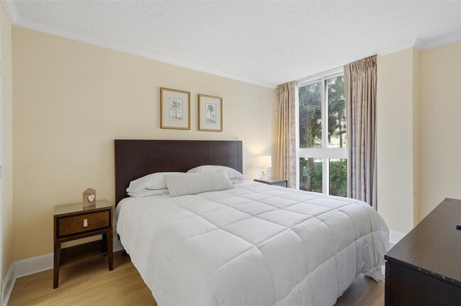 Building Photo - 2951 S Bayshore Dr