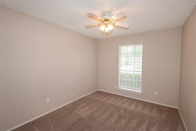 Building Photo - 1812 Hollow Tree Blvd