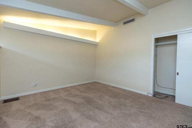 Building Photo - 3215 Fernwood Dr