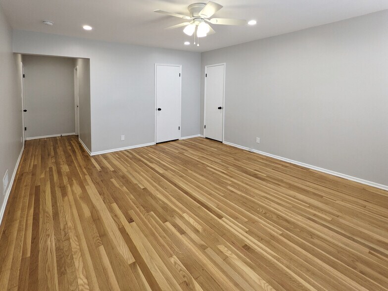 Building Photo - 458 S Oakhurst Dr