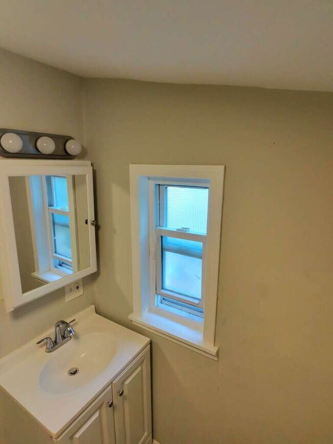 Building Photo - Spacious and Comfortable Living on Buddie Avenue