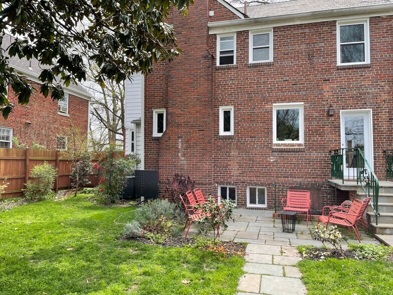 Entrance to unit -- separate, wide stairs - 1836 Varnum St NE