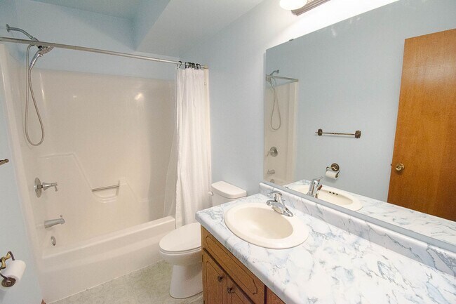 Building Photo - Spacious 2 Bed, 1.5 Bath with Oversized Garage!