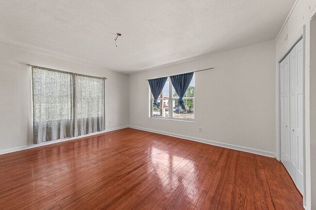 Building Photo - 1008 E Strawbridge Ave
