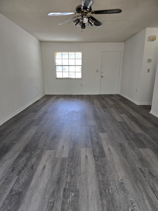 Building Photo - 2259 W Menores Dr