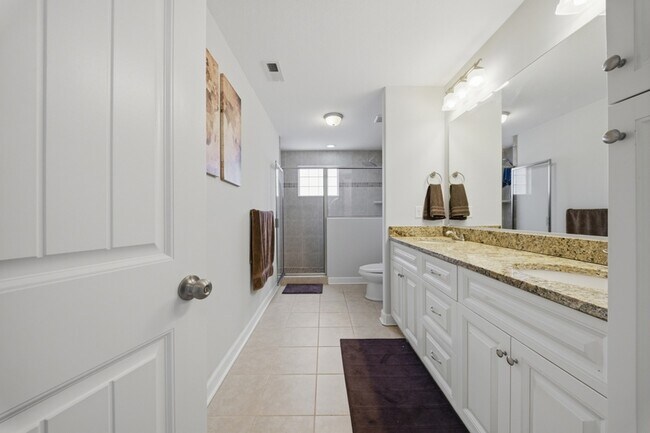 Building Photo - 431 Shorewood Pl