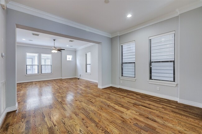 Building Photo - 3245 Maxroy St