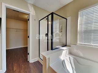 Building Photo - 542 Holiday Dr