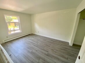Building Photo - 2BD/1BA Second Floor Unit
