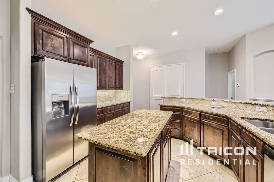 Building Photo - 2208 Knob Hill Dr