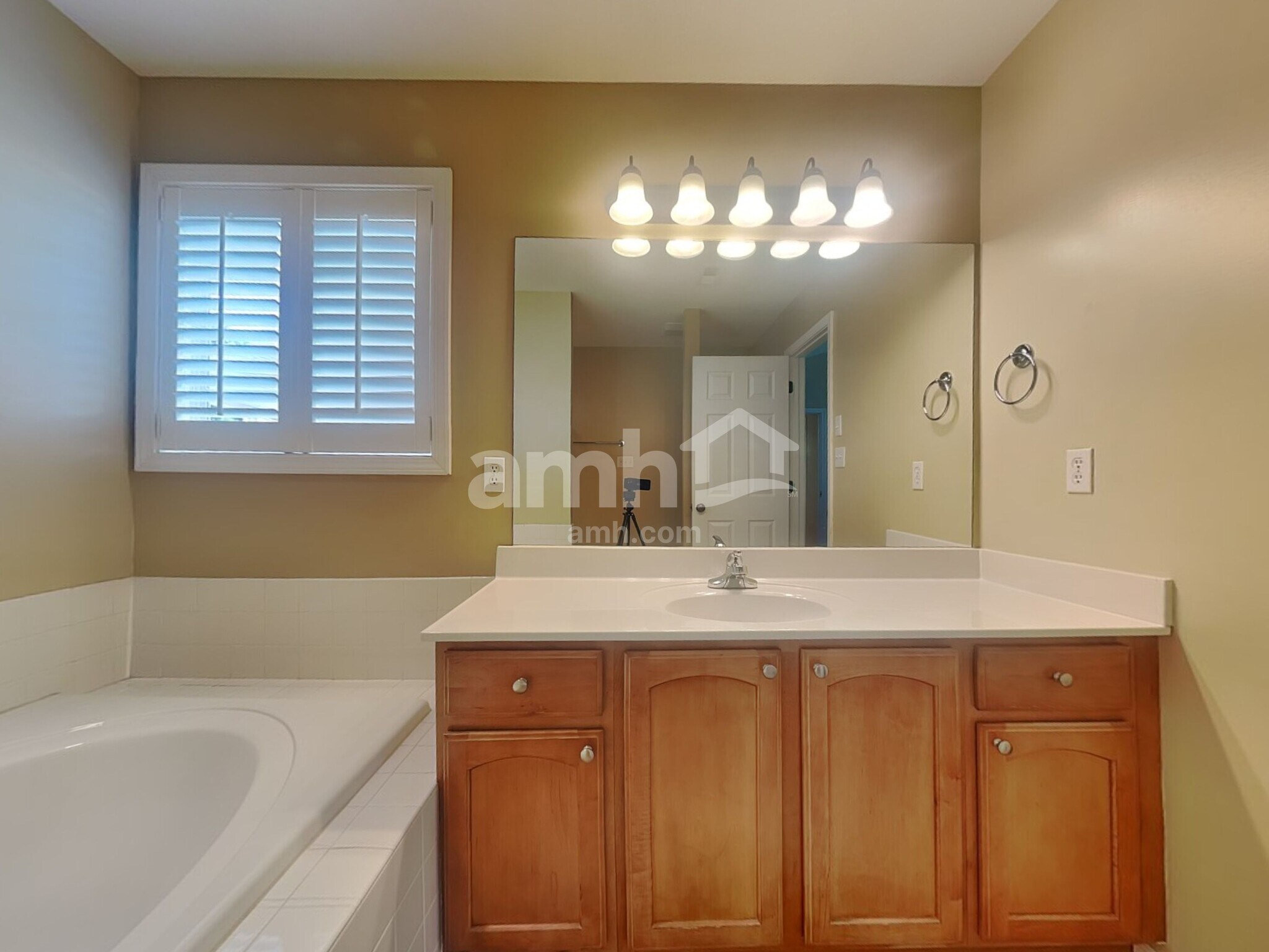 Building Photo - 6560 Gentlewinds Dr