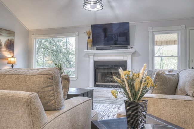 Building Photo - 204 Hogan Ln