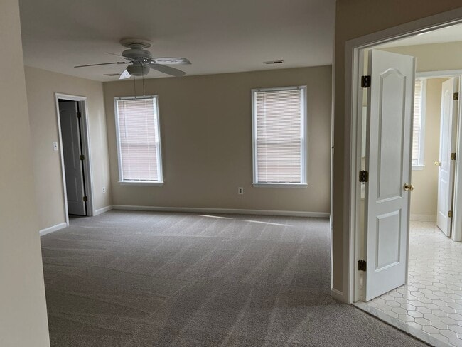 Building Photo - Spacious and Gracious, Close to EVERYTHING!