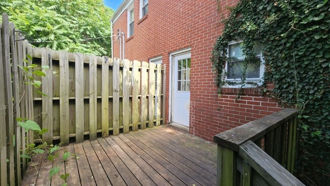Building Photo - Charming 2 bed, 1 bath Townhome -  ASK ABO...