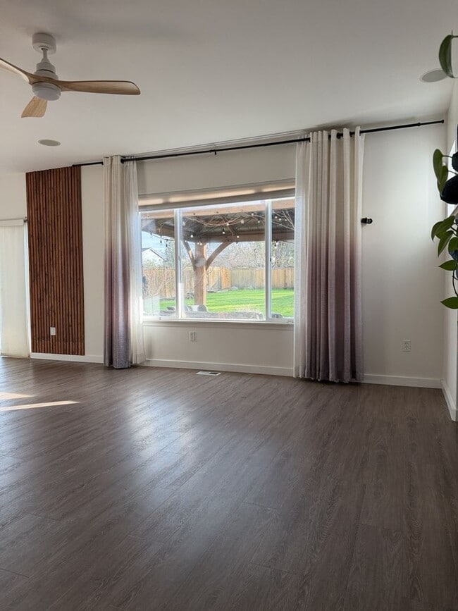 Building Photo - Spacious 3 Bed/2.5 Bath Federal Way Home.