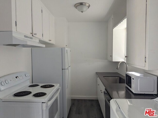 Building Photo - 901 W 64th St