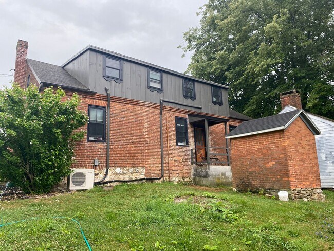 Building Photo - 898 Menges Mills Rd