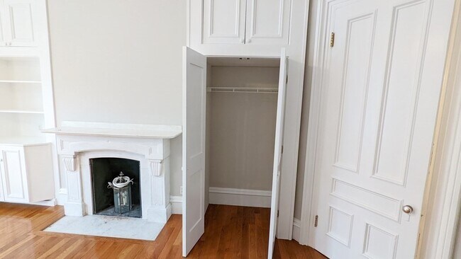 Building Photo - 387 Beacon St