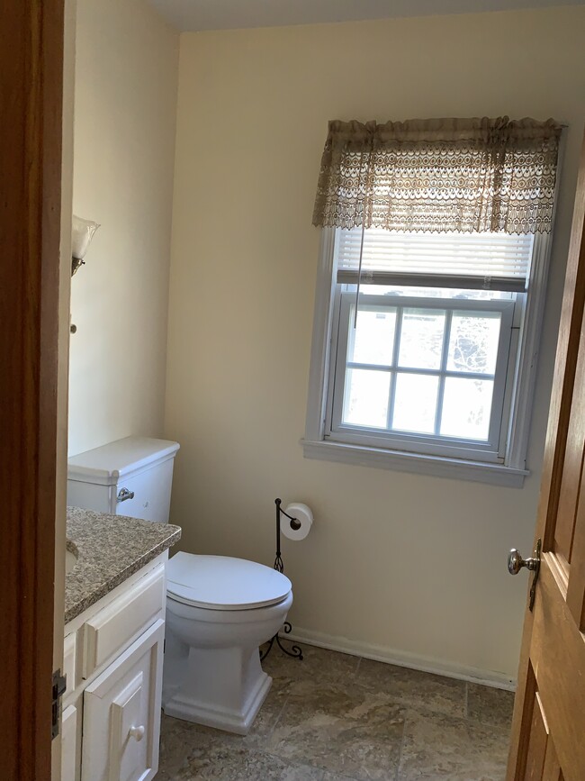 Upper full bathroom - 215 15th Ave SW