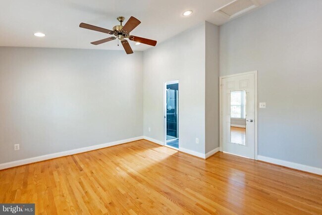 Building Photo - 215 Lynn Manor Dr