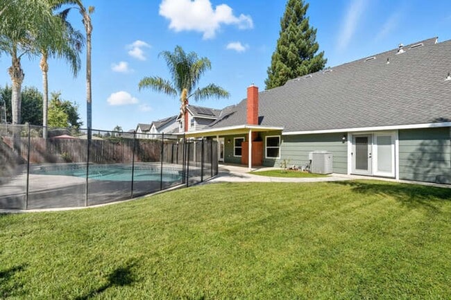 Building Photo - Spacious 5-Bedroom Home with Pool in NE Fr...