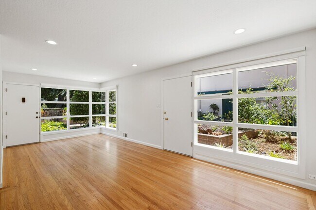 Building Photo - 815 Roble Ave