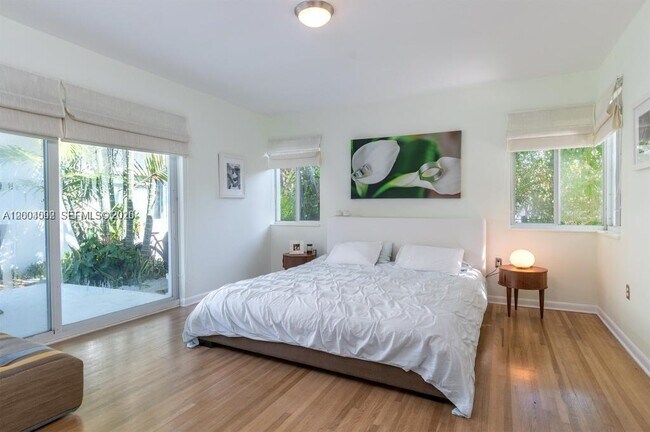 Building Photo - 1123 Bay Dr