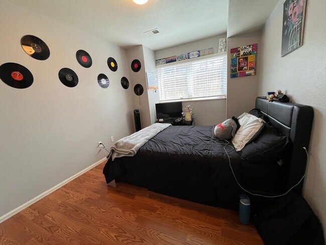 Building Photo - Beautiful Condo in Greeley