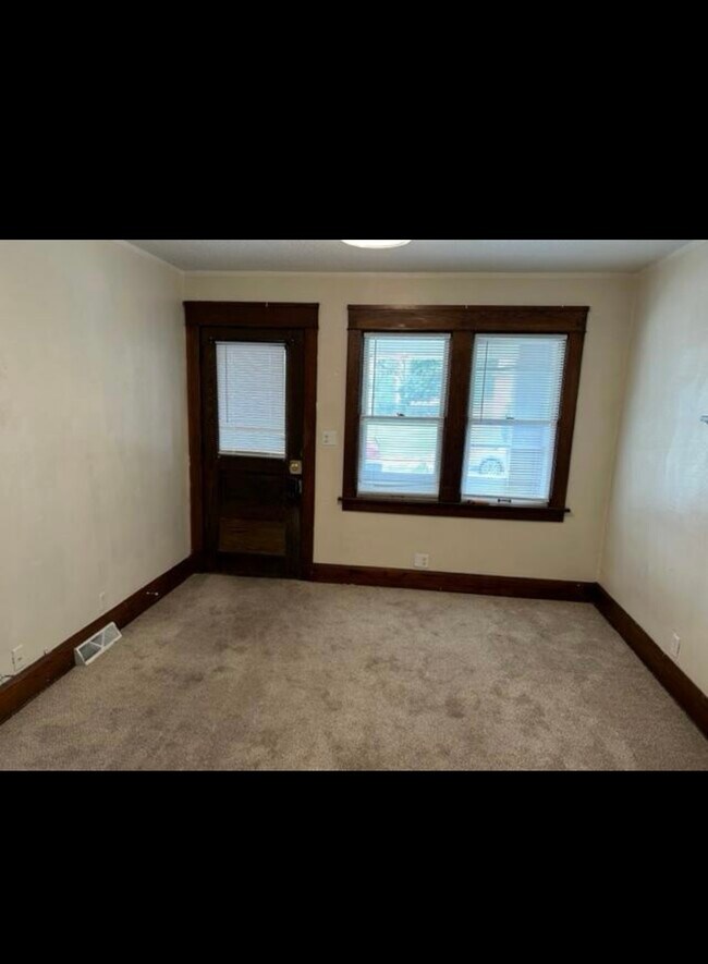 Building Photo - 904 Hayes Ave