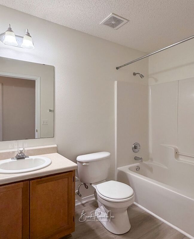 Building Photo - 501 Ashwood Ln