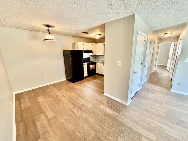 Building Photo - Move in now and pay NO RENT for the rest o...