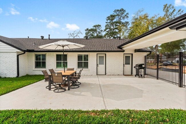 Building Photo - 28814 Holly Hill Dr