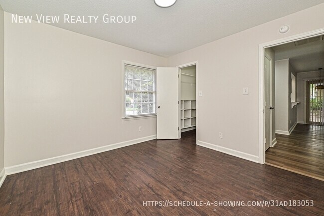 Building Photo - 8439 Country Oaks Rd