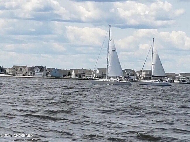 Building Photo - 1095 Island Dr