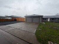 Building Photo - Newly Remodeled 2 Bedroom!