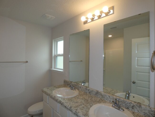 Building Photo - 3 Bed/2 Bath - Modern Upgrades