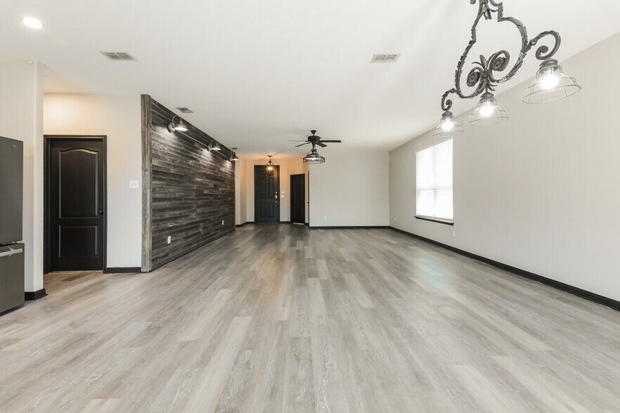 Building Photo - 9136 Benevolent Ct