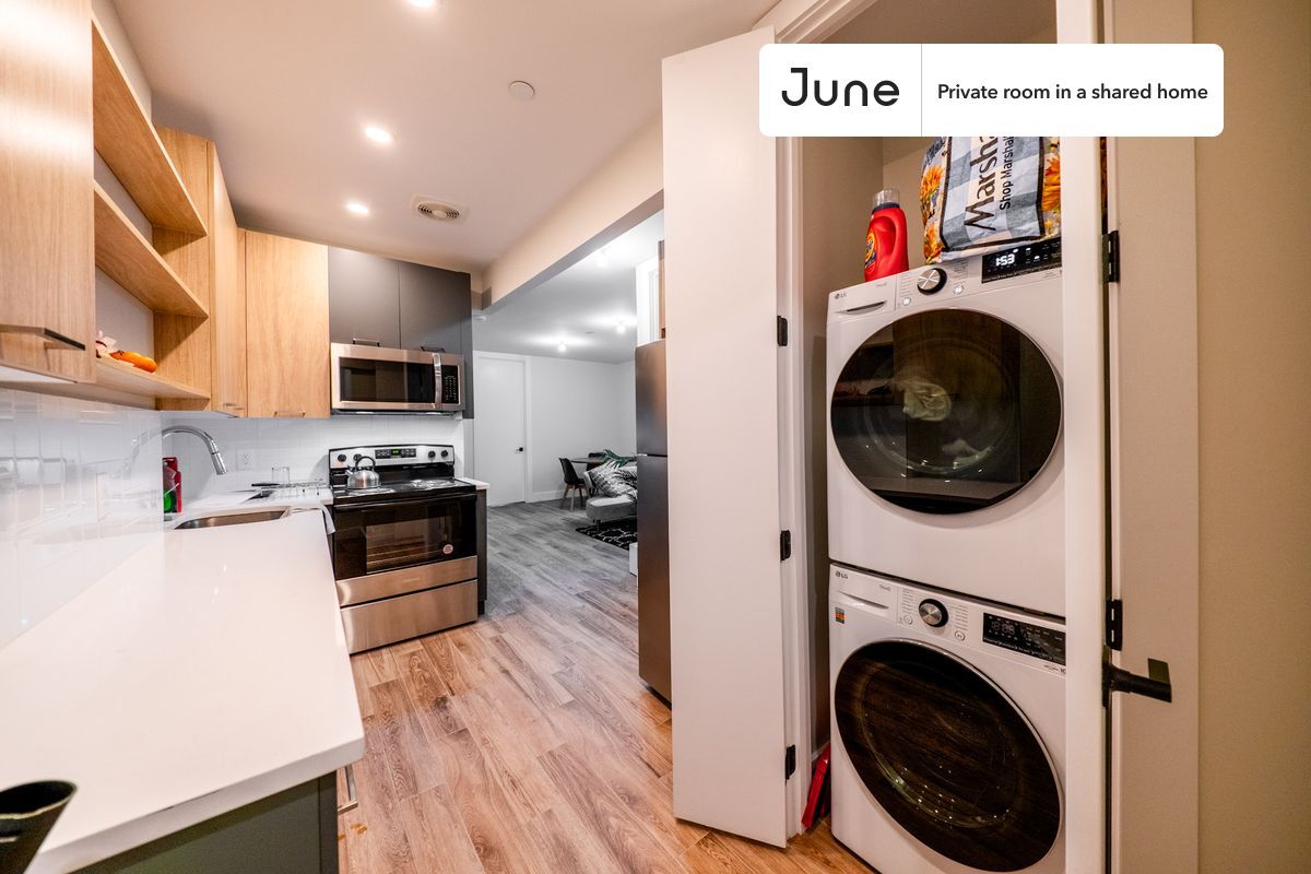 Building Photo - Private bedroom in 3 bed/2 bath Home