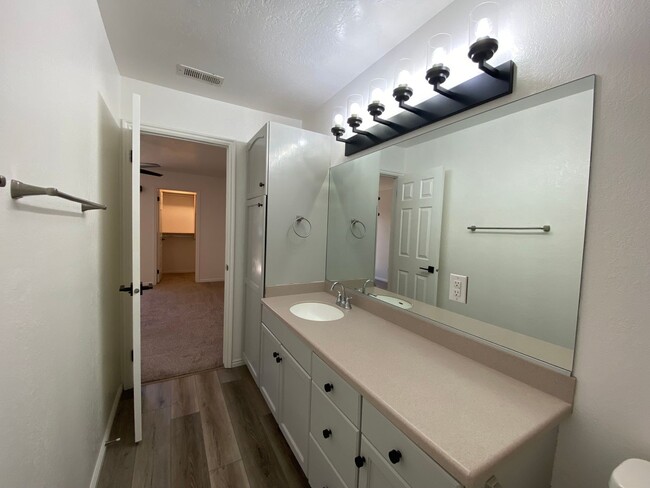 Building Photo - REMODELED 2 BEDROOM UNIT DOWNTOWN ST. GEORGE!