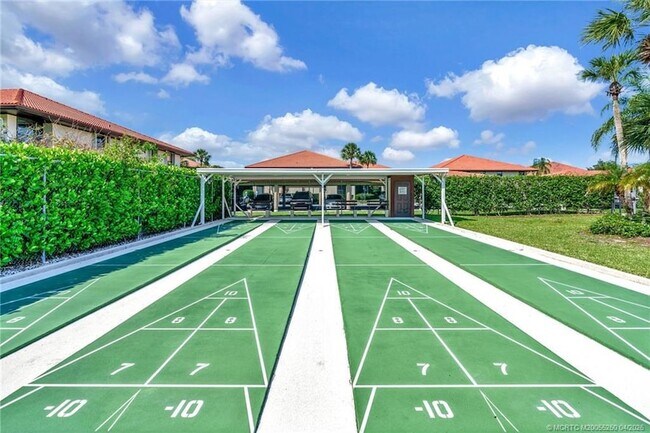 Building Photo - 511 SW South River Dr