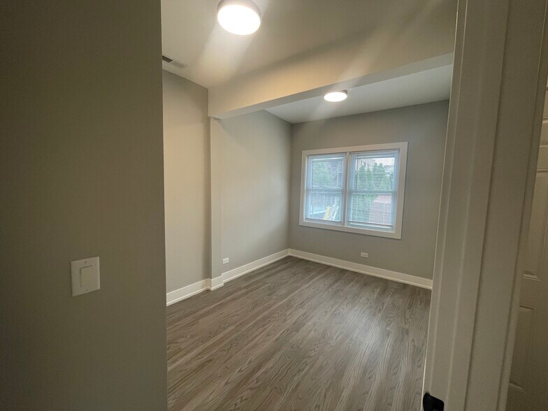Master Bedroom - 3617 W Shakespeare Ave