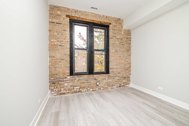 Building Photo - 2448 S Oakley Ave