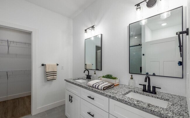 Building Photo - 922 N Blake Ave