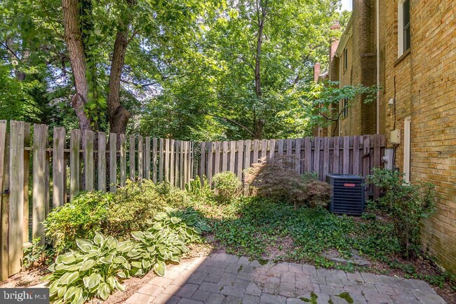 Building Photo - 1059 N George Mason Dr