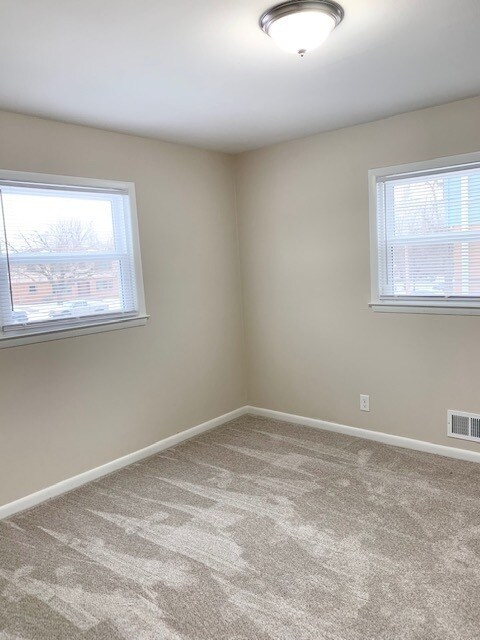 Building Photo - 240 W Laflin Ave