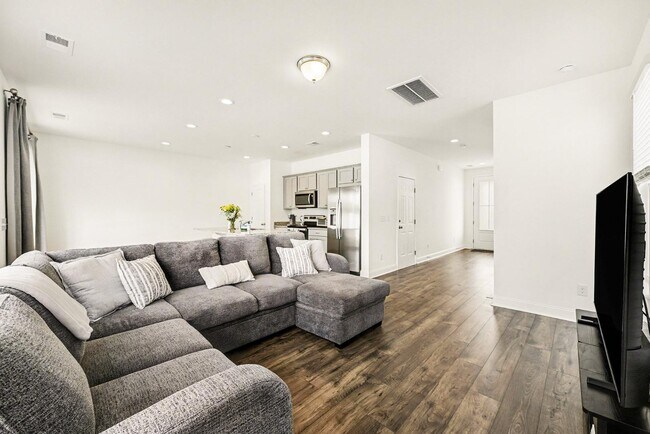 Building Photo - 153 Hawthorne Landing Dr