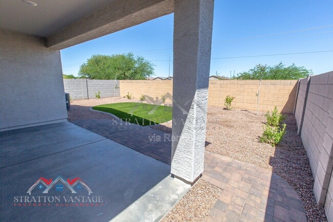 Building Photo - 1330 W Hess Ave