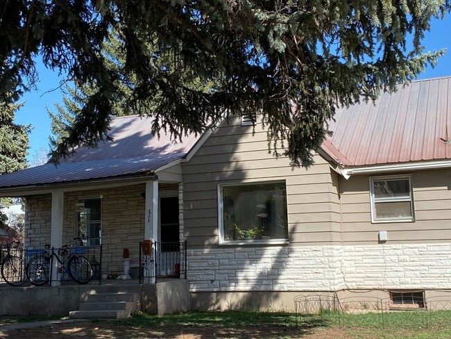 Building Photo - Quiet Corner Lot House with Large Backyard