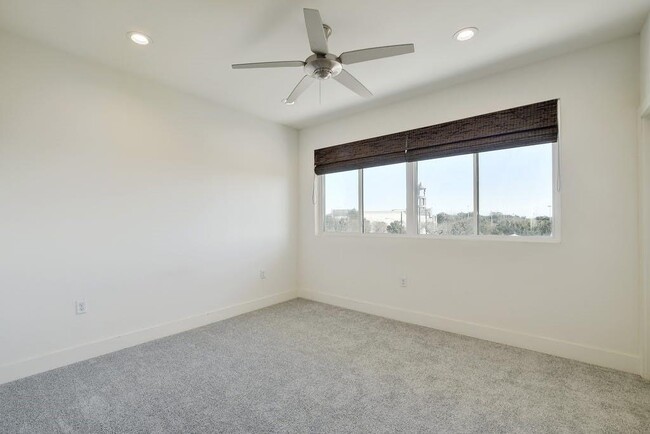 Building Photo - 604 N Bluff Dr