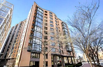 Building Photo - Stunning 1 BR + Den/1 BA Condo in Downtown!